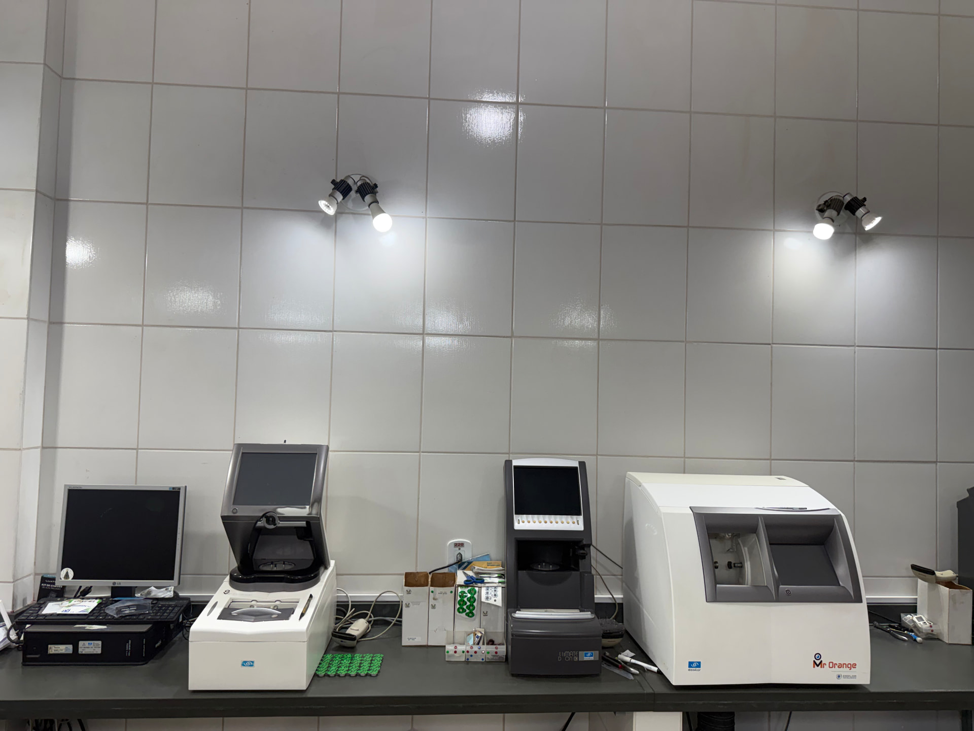 Laboratório de montagem da Ótica 2 Irmãos, com máquinas de corte de lentes